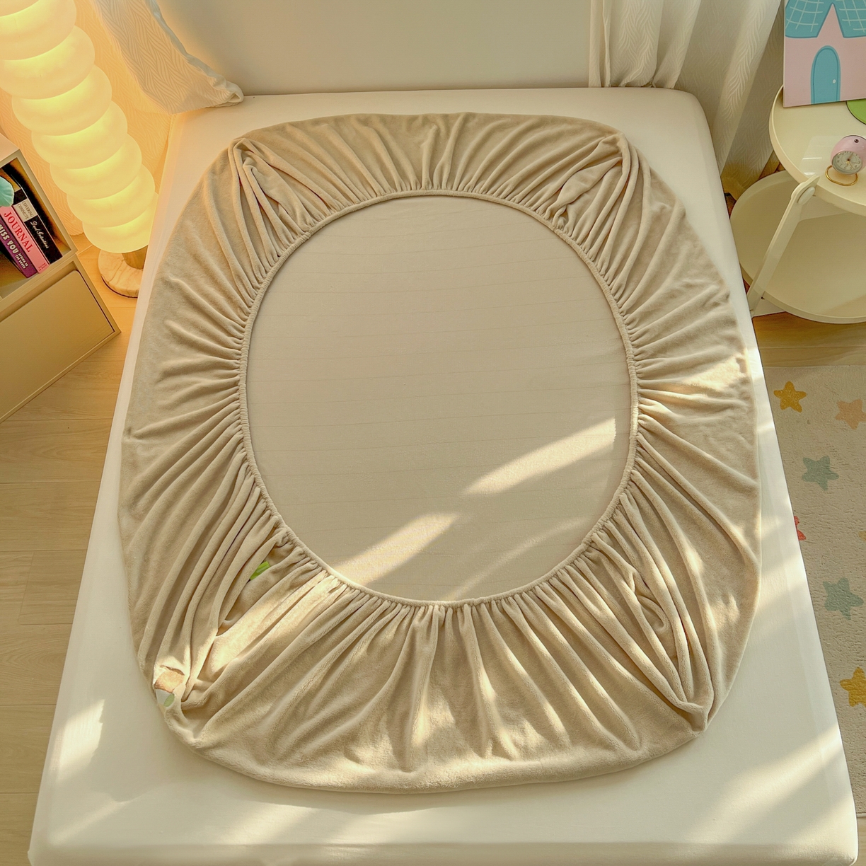 91家纺网 家纺一手货源 找家纺 多乐家纺 2025新款高克重牛奶绒卡通刺绣单床笠床笠单件 小狗-卡其