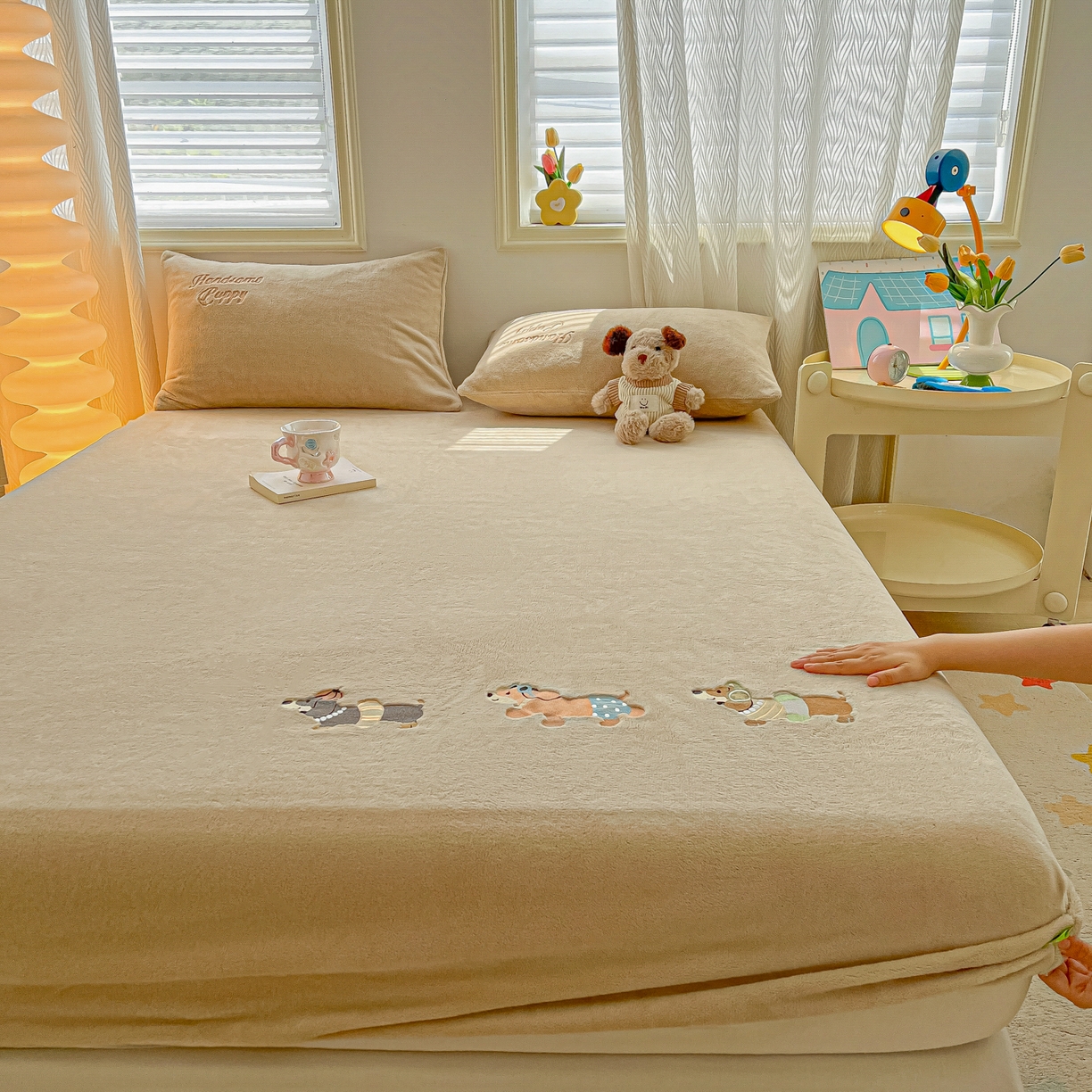 91家纺网 家纺一手货源 找家纺 多乐家纺 2025新款高克重牛奶绒卡通刺绣单床笠床笠单件 小狗-卡其