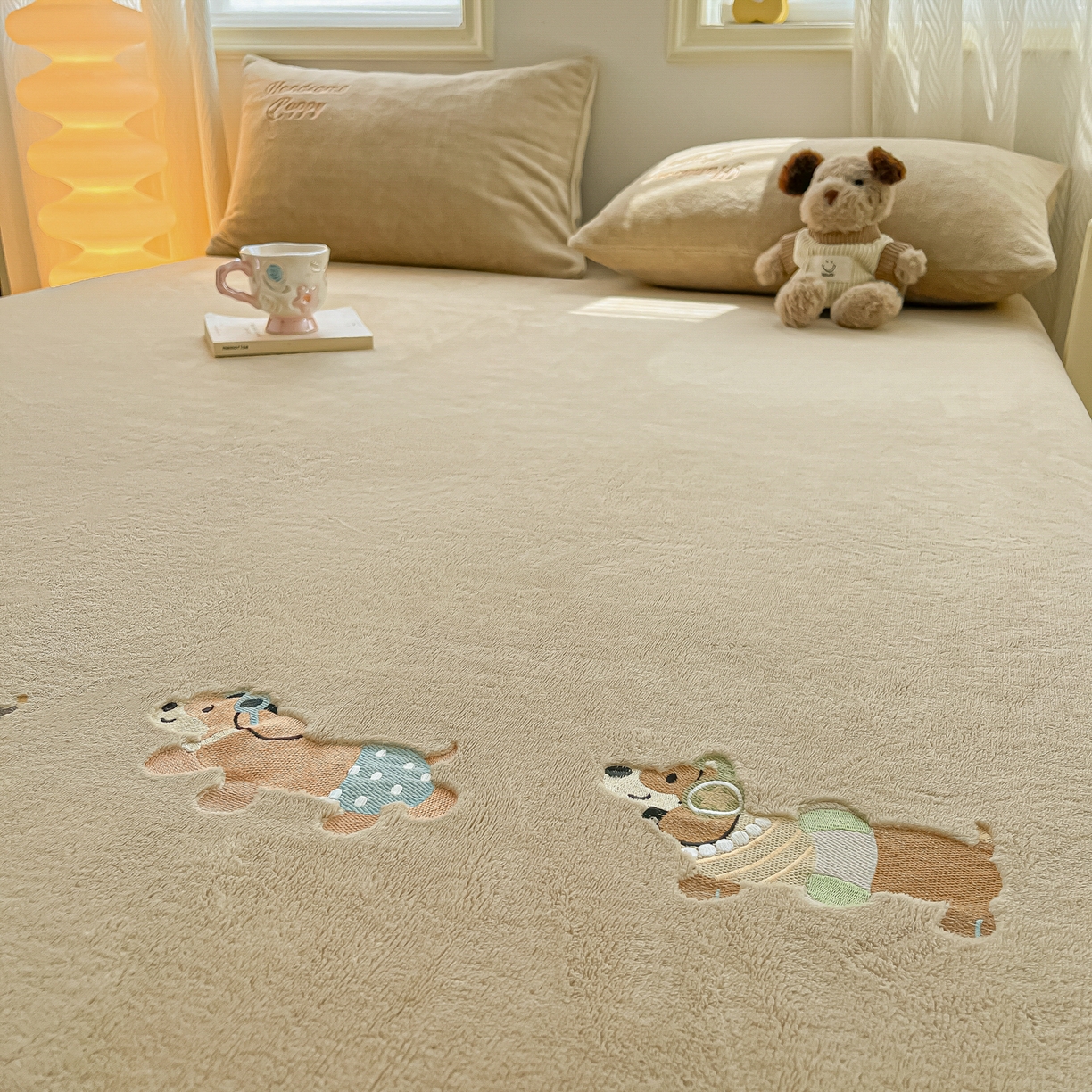 91家纺网 家纺一手货源 找家纺 多乐家纺 2025新款高克重牛奶绒卡通刺绣单床笠床笠单件 小狗-卡其