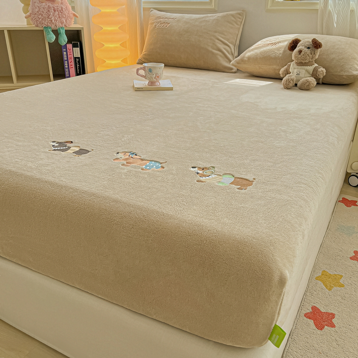 91家纺网 家纺一手货源 找家纺 多乐家纺 2025新款高克重牛奶绒卡通刺绣单床笠床笠单件 小狗-卡其