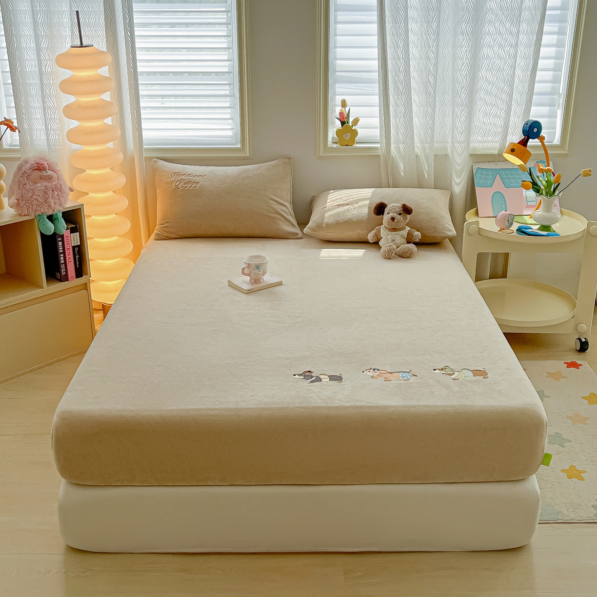 91家纺网 家纺一手货源 找家纺 多乐家纺 2025新款高克重牛奶绒卡通刺绣单床笠床笠单件 小狗-卡其