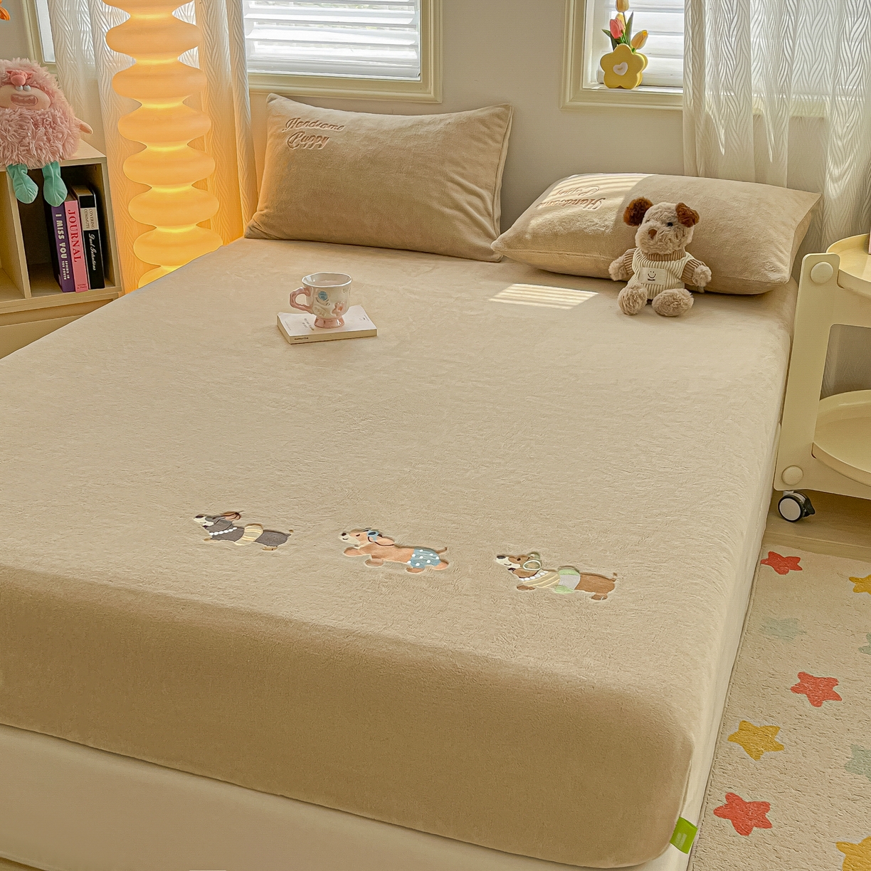 91家纺网 家纺一手货源 找家纺 多乐家纺 2025新款高克重牛奶绒卡通刺绣单床笠床笠单件 小狗-卡其