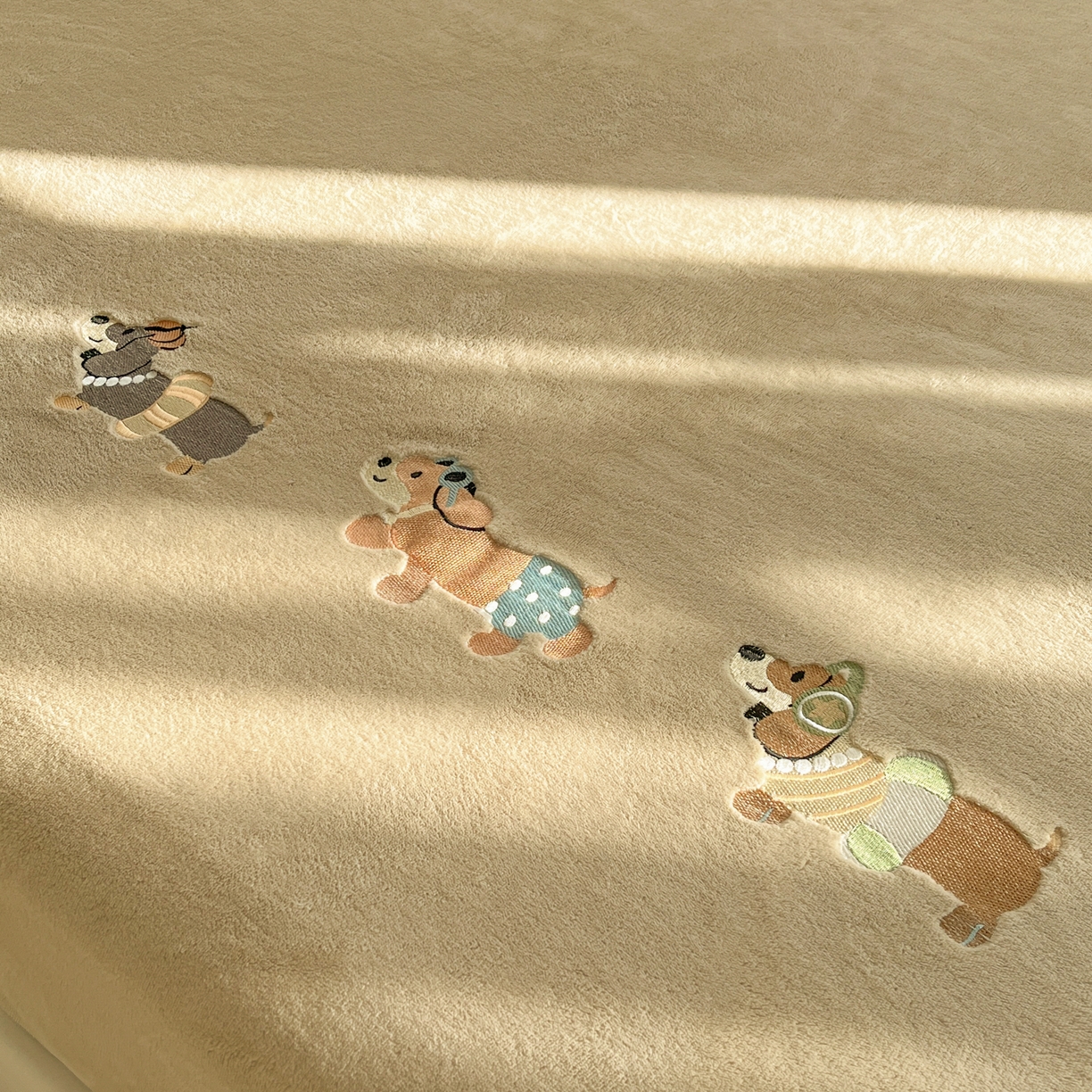 91家纺网 家纺一手货源 找家纺 多乐家纺 2025新款高克重牛奶绒卡通刺绣单床笠床笠单件 小狗-卡其