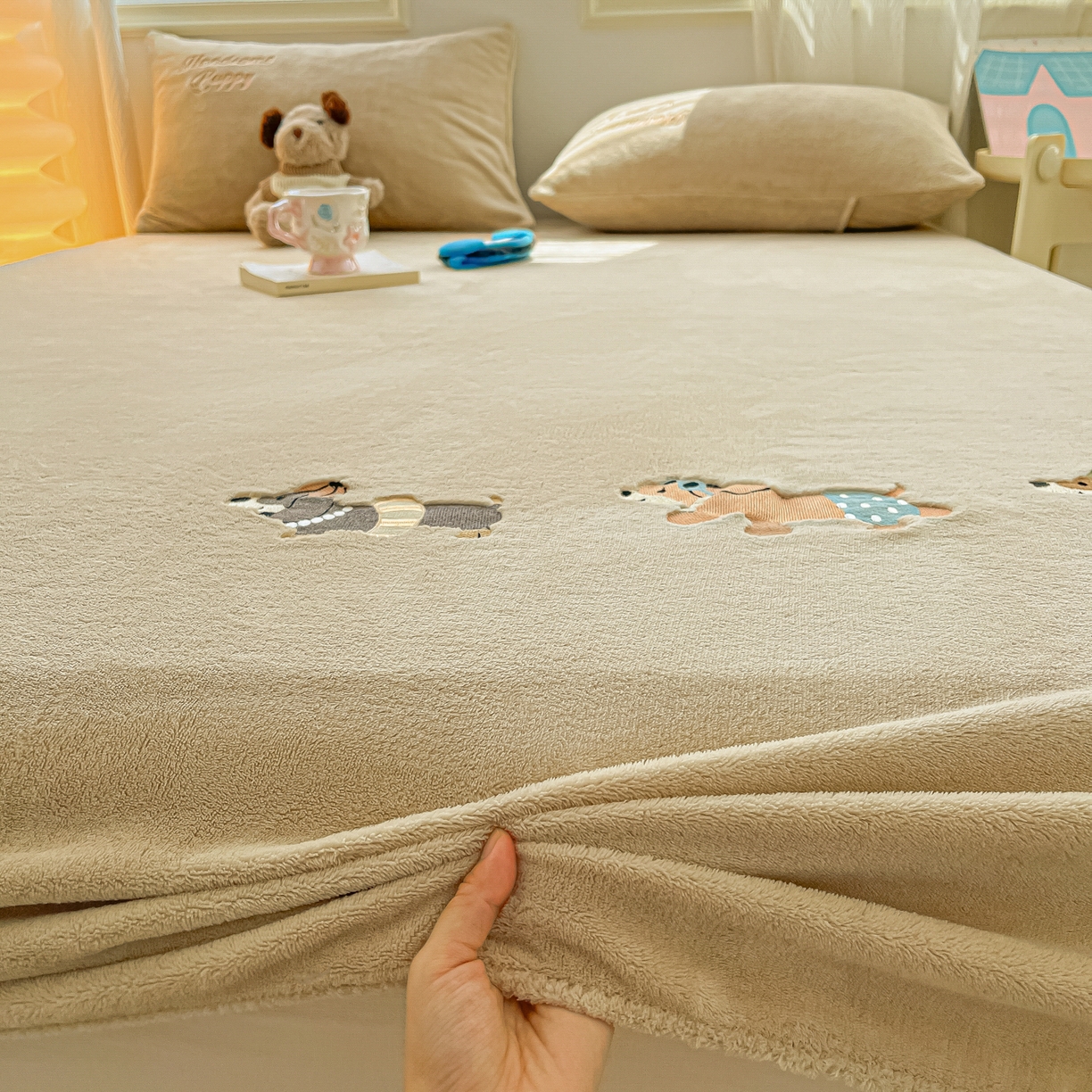 91家纺网 家纺一手货源 找家纺 多乐家纺 2025新款高克重牛奶绒卡通刺绣单床笠床笠单件 小狗-卡其