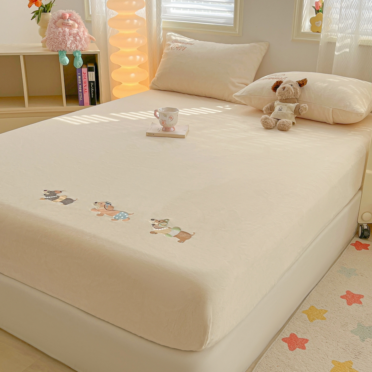 91家纺网 家纺一手货源 找家纺 多乐家纺 2025新款高克重牛奶绒卡通刺绣单床笠床笠单件 小狗-奶白