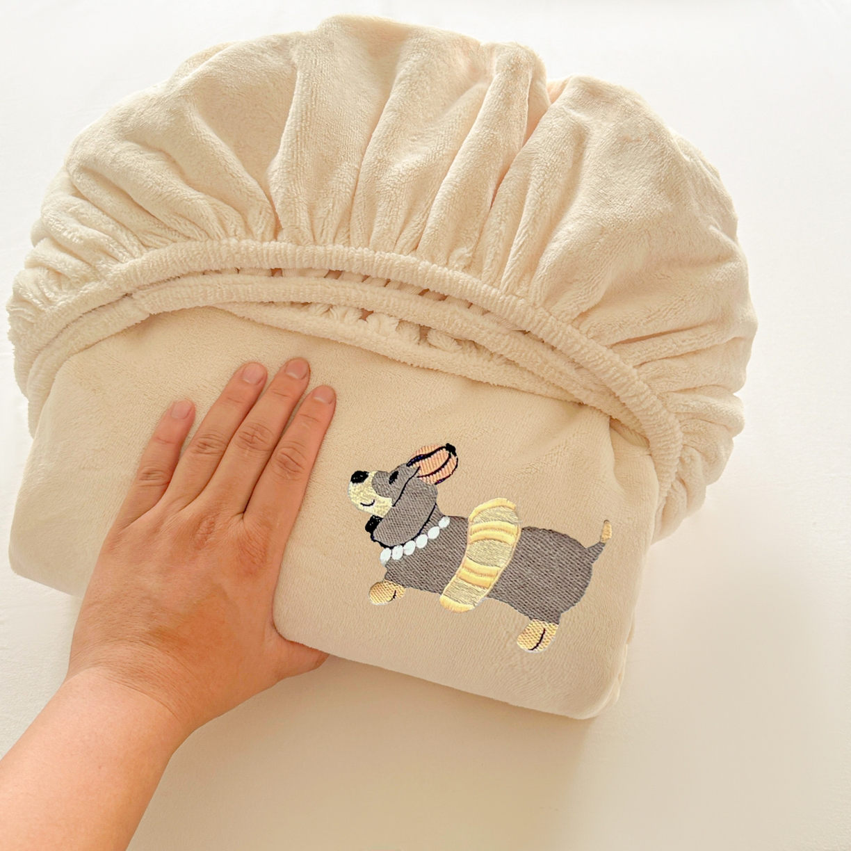 91家纺网 家纺一手货源 找家纺 多乐家纺 2025新款高克重牛奶绒卡通刺绣单床笠床笠单件 小狗-奶白