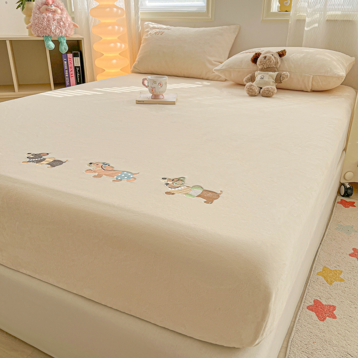 91家纺网 家纺一手货源 找家纺 多乐家纺 2025新款高克重牛奶绒卡通刺绣单床笠床笠单件 小狗-奶白