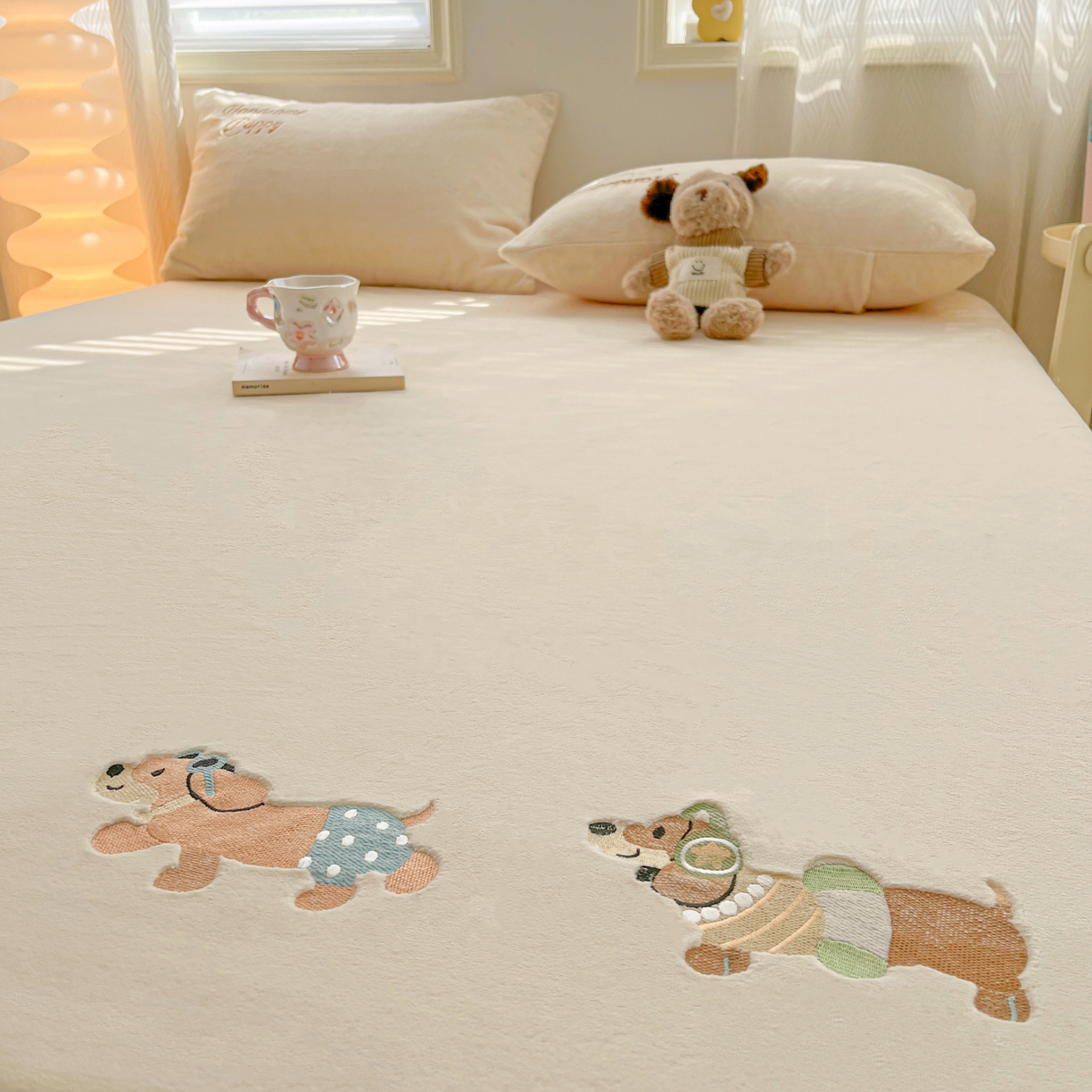 91家纺网 家纺一手货源 找家纺 多乐家纺 2025新款高克重牛奶绒卡通刺绣单床笠床笠单件 小狗-奶白