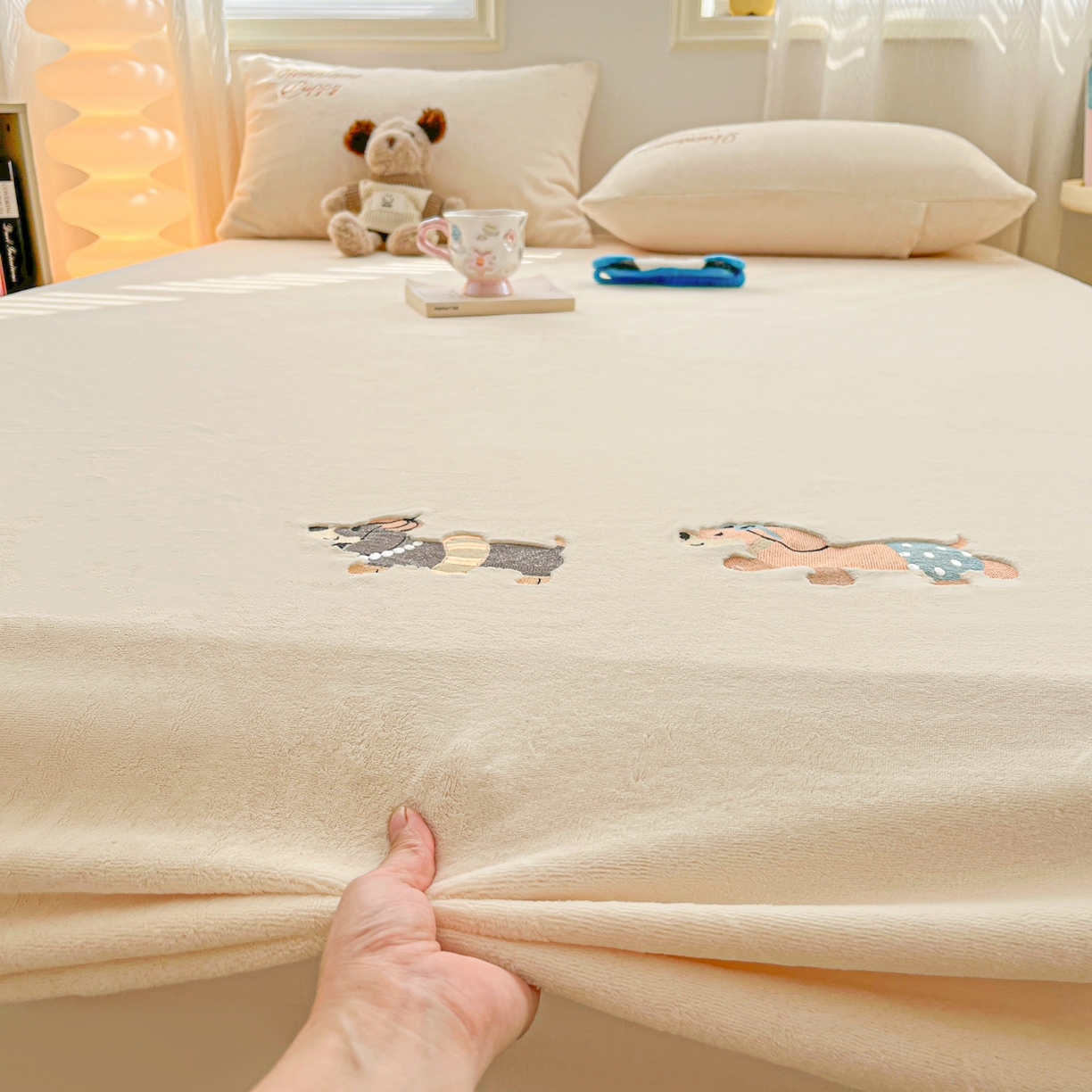 91家纺网 家纺一手货源 找家纺 多乐家纺 2025新款高克重牛奶绒卡通刺绣单床笠床笠单件 小狗-奶白