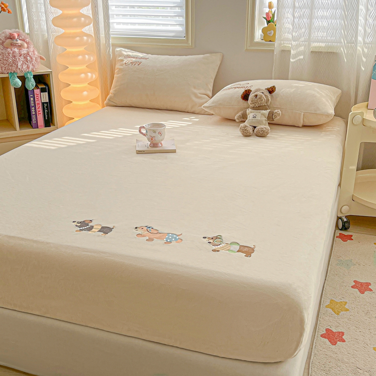 91家纺网 家纺一手货源 找家纺 多乐家纺 2025新款高克重牛奶绒卡通刺绣单床笠床笠单件 小狗-奶白