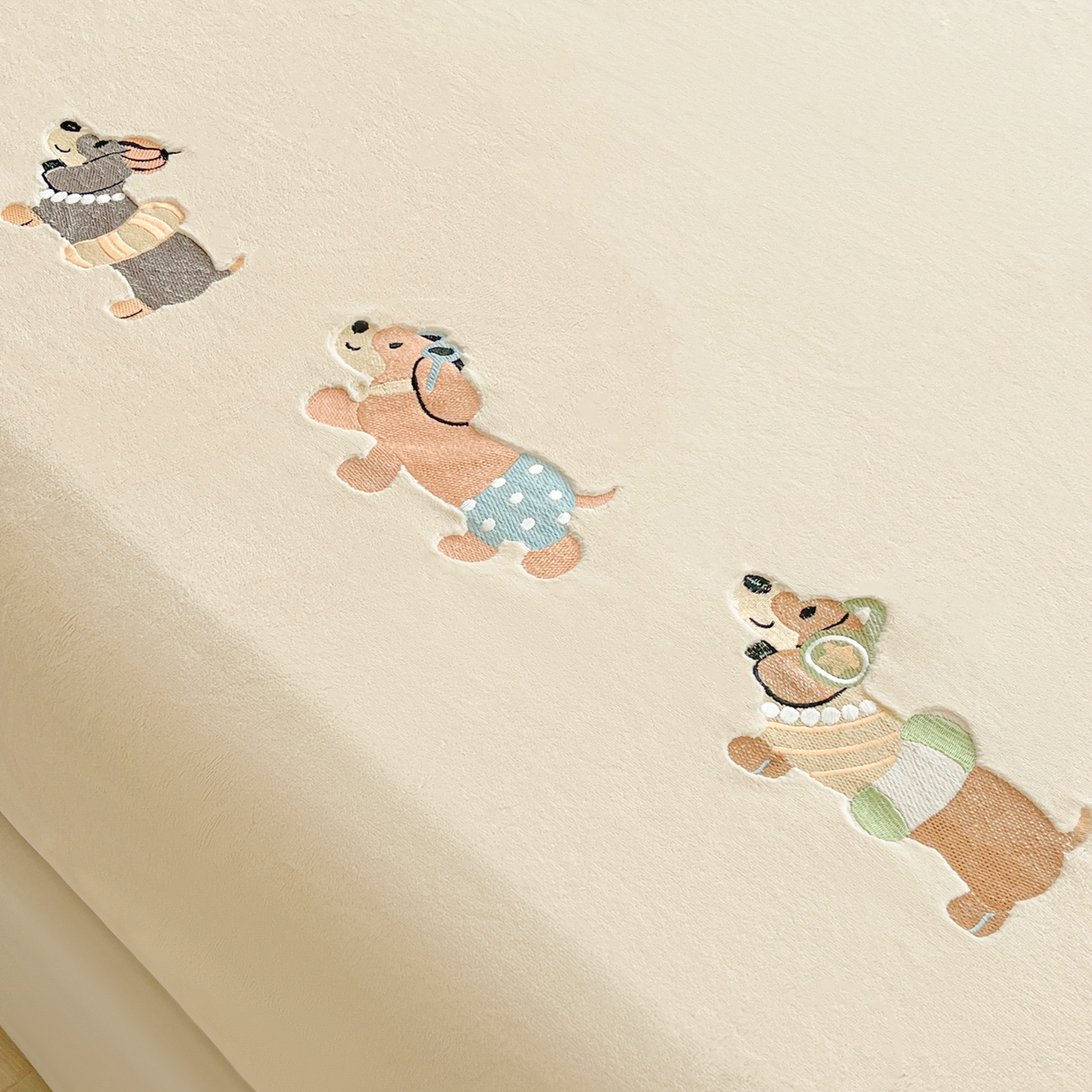 91家纺网 家纺一手货源 找家纺 多乐家纺 2025新款高克重牛奶绒卡通刺绣单床笠床笠单件 小狗-奶白