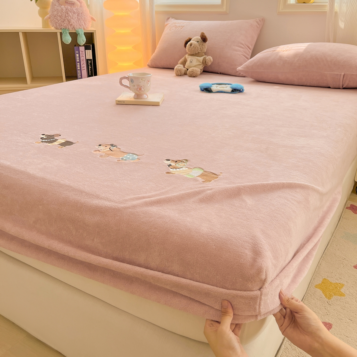 91家纺网 家纺一手货源 找家纺 多乐家纺 2025新款高克重牛奶绒卡通刺绣单床笠床笠单件 小狗-藕粉