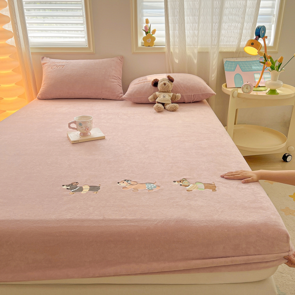 91家纺网 家纺一手货源 找家纺 多乐家纺 2025新款高克重牛奶绒卡通刺绣单床笠床笠单件 小狗-藕粉