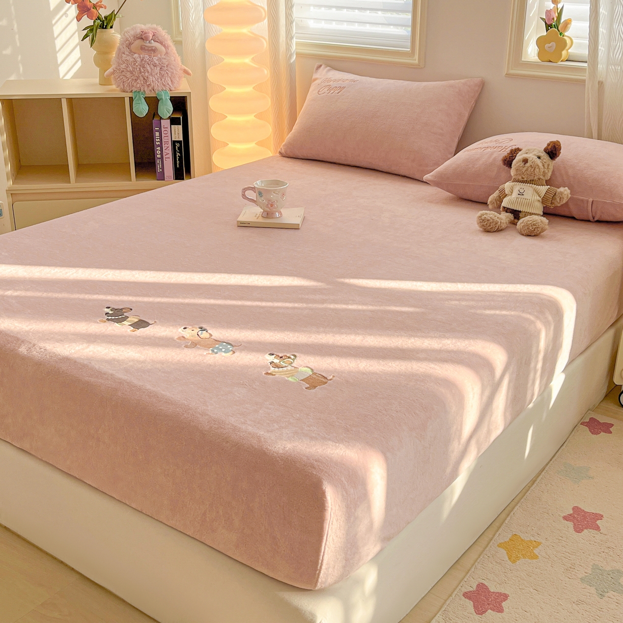 91家纺网 家纺一手货源 找家纺 多乐家纺 2025新款高克重牛奶绒卡通刺绣单床笠床笠单件 小狗-藕粉