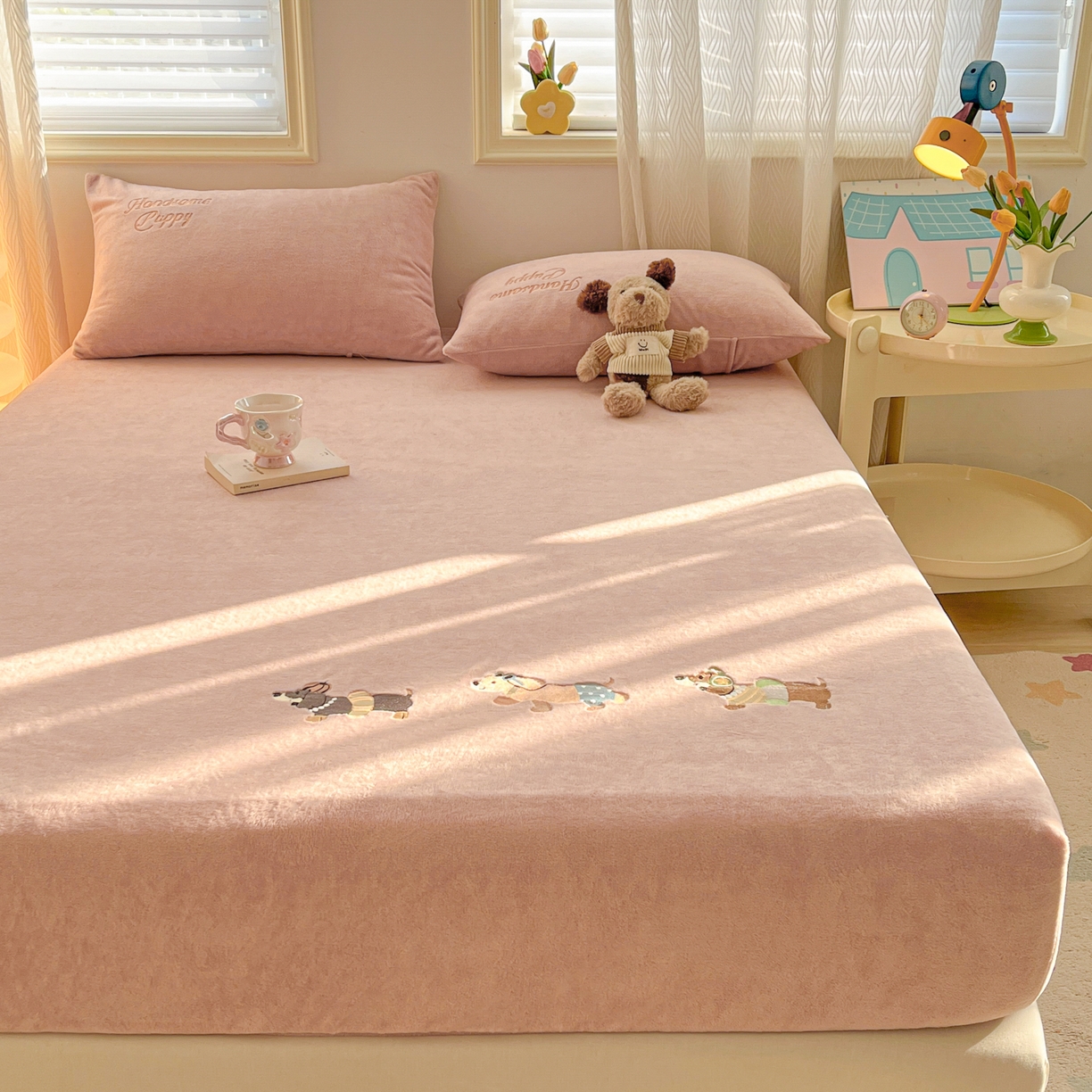 91家纺网 家纺一手货源 找家纺 多乐家纺 2025新款高克重牛奶绒卡通刺绣单床笠床笠单件 小狗-藕粉