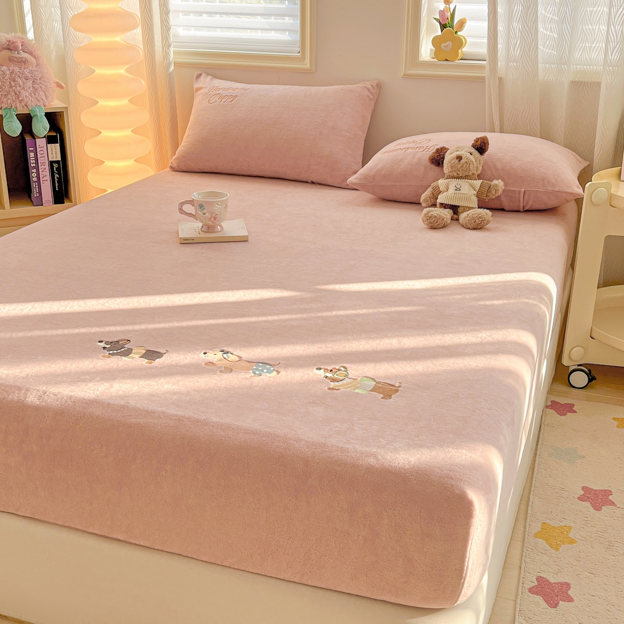 91家纺网 家纺一手货源 找家纺 多乐家纺 2025新款高克重牛奶绒卡通刺绣单床笠床笠单件 小狗-藕粉