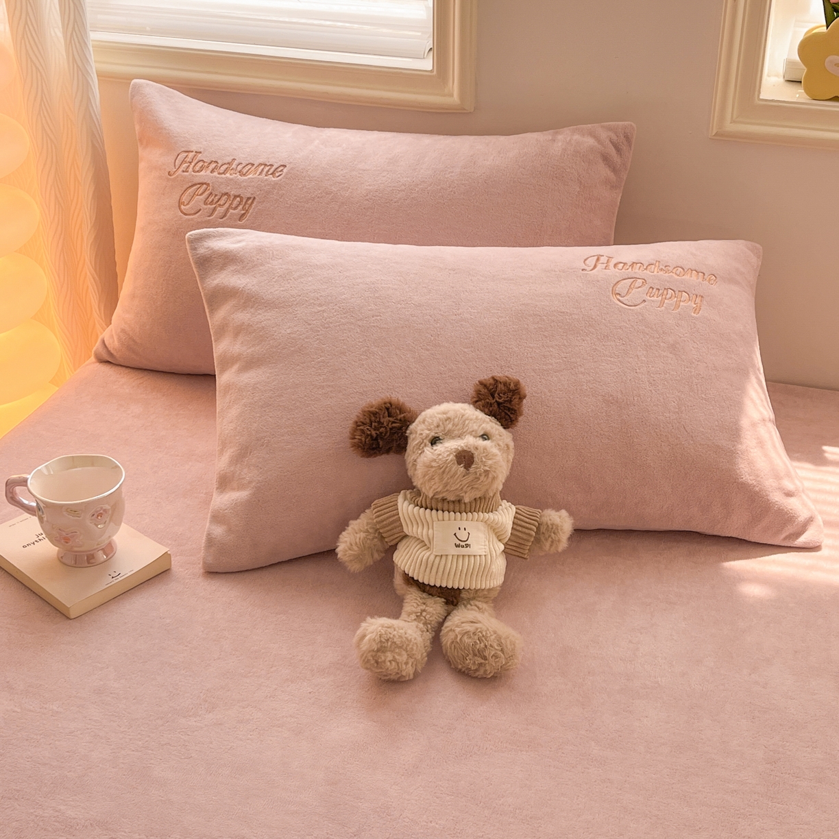 91家纺网 家纺一手货源 找家纺 多乐家纺 2025新款高克重牛奶绒卡通刺绣单床笠床笠单件 小狗-藕粉