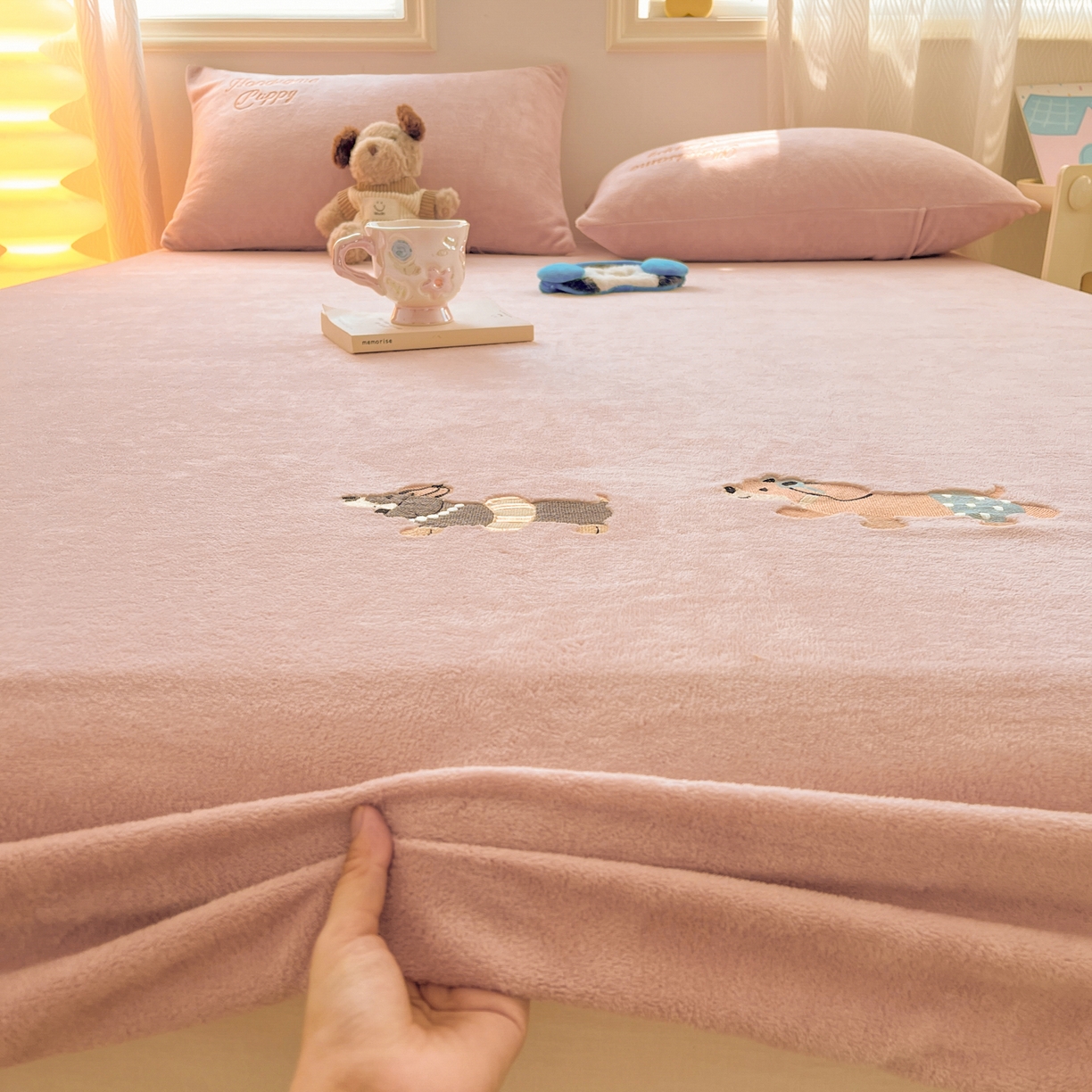 91家纺网 家纺一手货源 找家纺 多乐家纺 2025新款高克重牛奶绒卡通刺绣单床笠床笠单件 小狗-藕粉