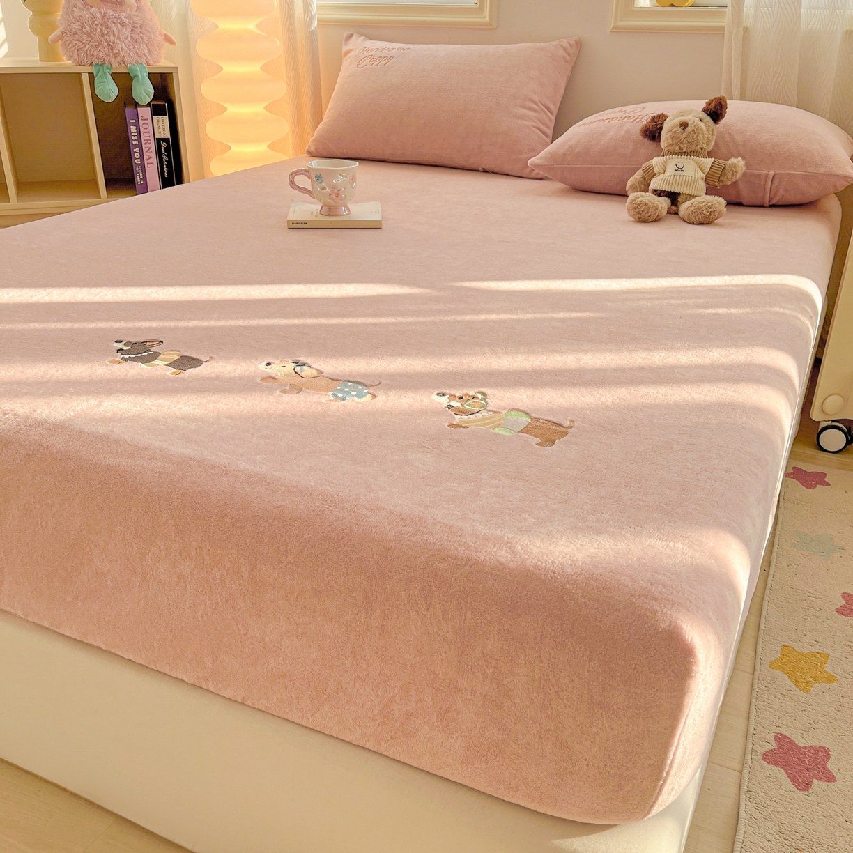 91家纺网 家纺一手货源 找家纺 多乐家纺 2025新款高克重牛奶绒卡通刺绣单床笠床笠单件 小狗-藕粉