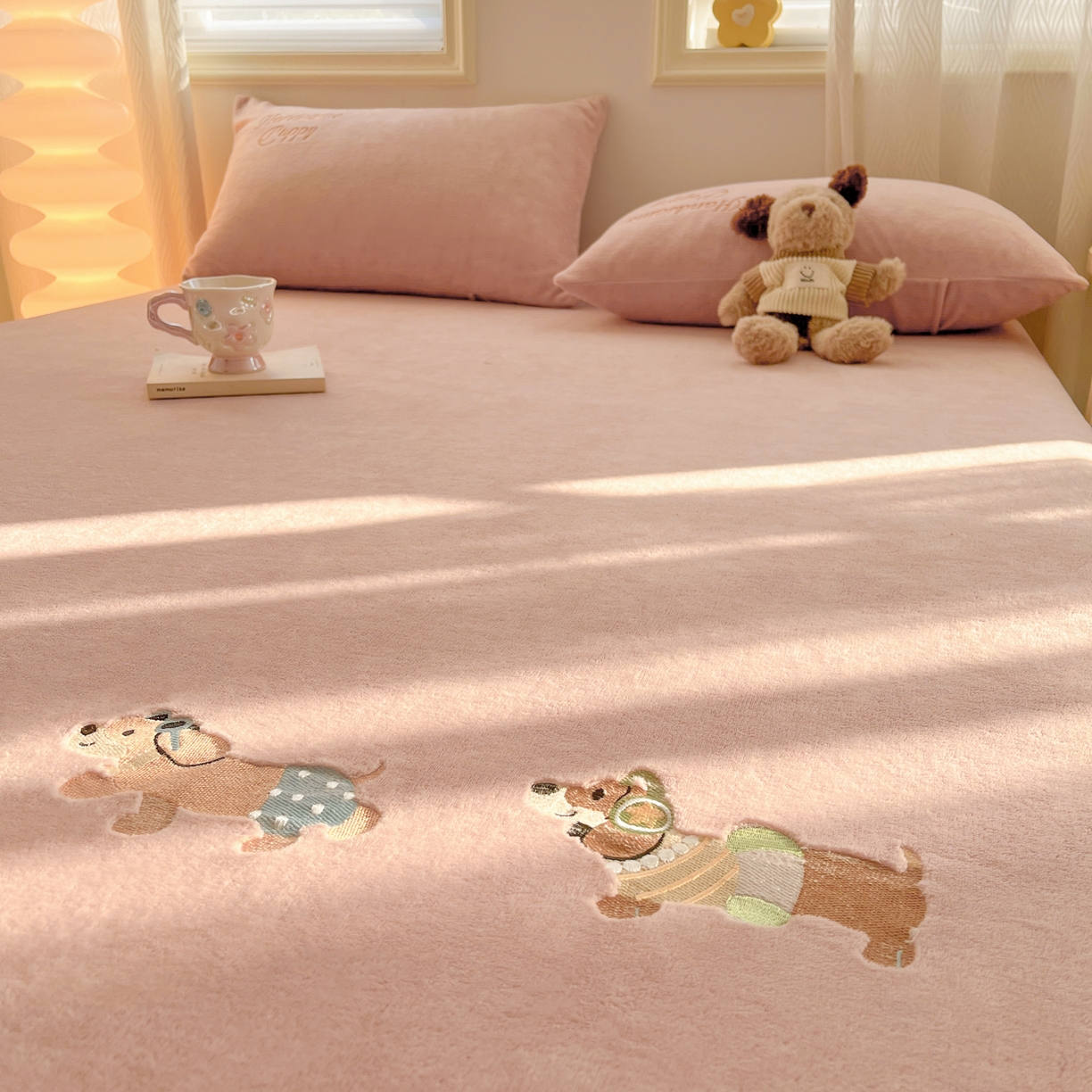 91家纺网 家纺一手货源 找家纺 多乐家纺 2025新款高克重牛奶绒卡通刺绣单床笠床笠单件 小狗-藕粉