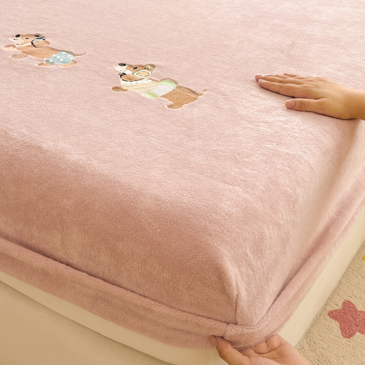 91家纺网 家纺一手货源 找家纺 多乐家纺 2025新款高克重牛奶绒卡通刺绣单床笠床笠单件 小狗-藕粉