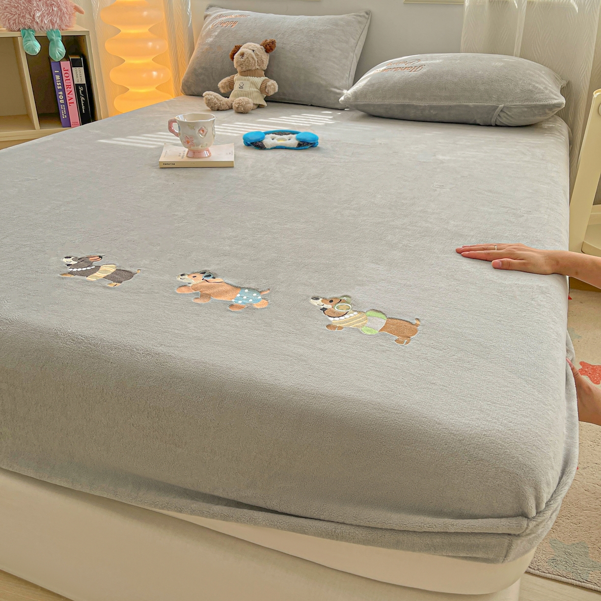 多乐家纺 2025新款高克重牛奶绒卡通刺绣单床笠床笠单件 小狗-绅士灰