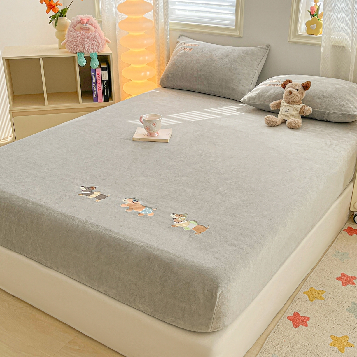 91家纺网 家纺一手货源 找家纺 多乐家纺 2025新款高克重牛奶绒卡通刺绣单床笠床笠单件 小狗-绅士灰