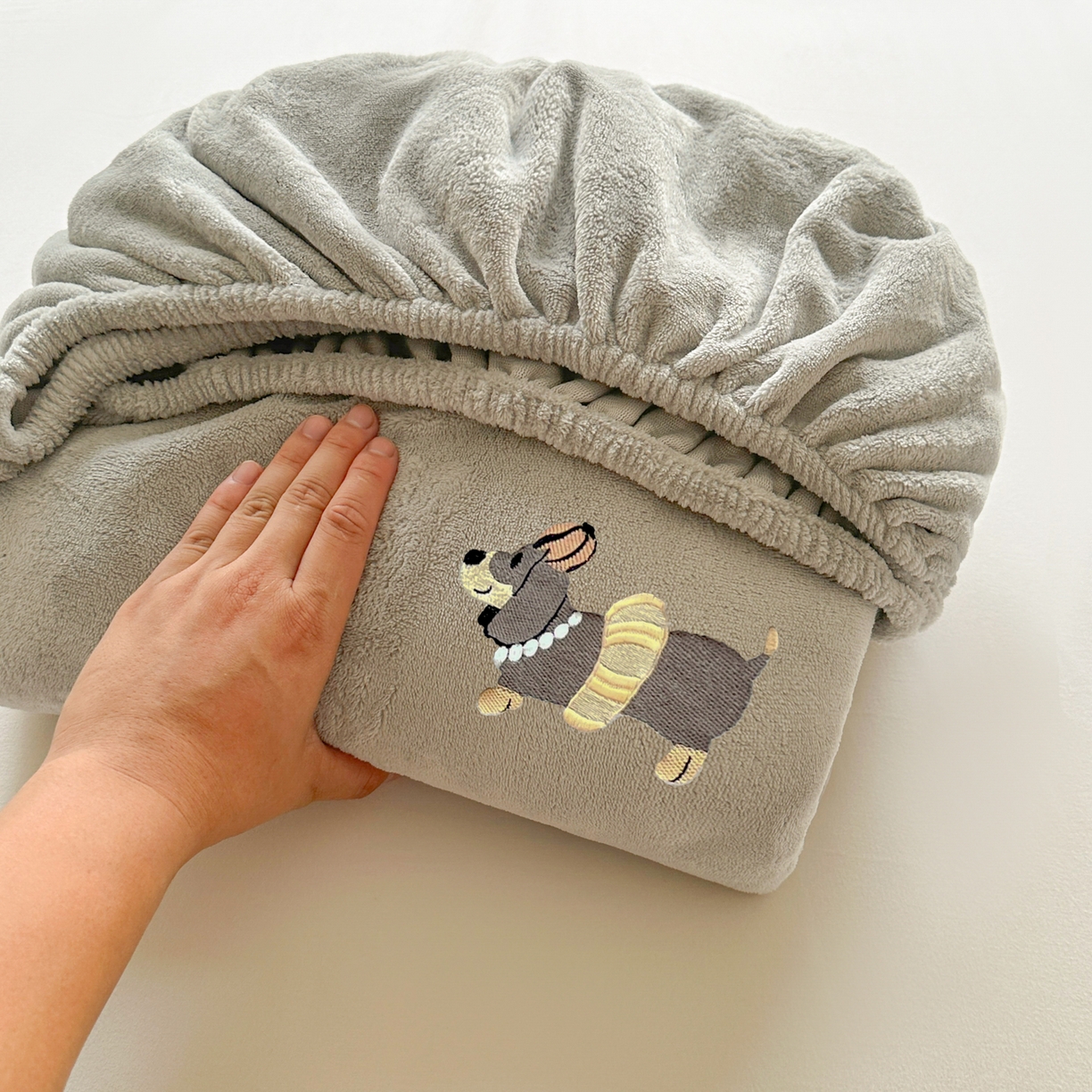 91家纺网 家纺一手货源 找家纺 多乐家纺 2025新款高克重牛奶绒卡通刺绣单床笠床笠单件 小狗-绅士灰