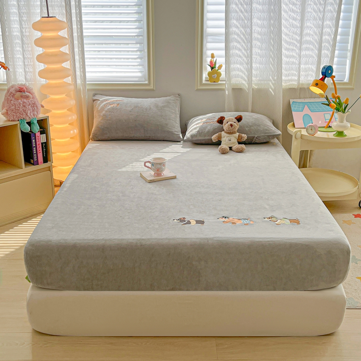 91家纺网 家纺一手货源 找家纺 多乐家纺 2025新款高克重牛奶绒卡通刺绣单床笠床笠单件 小狗-绅士灰