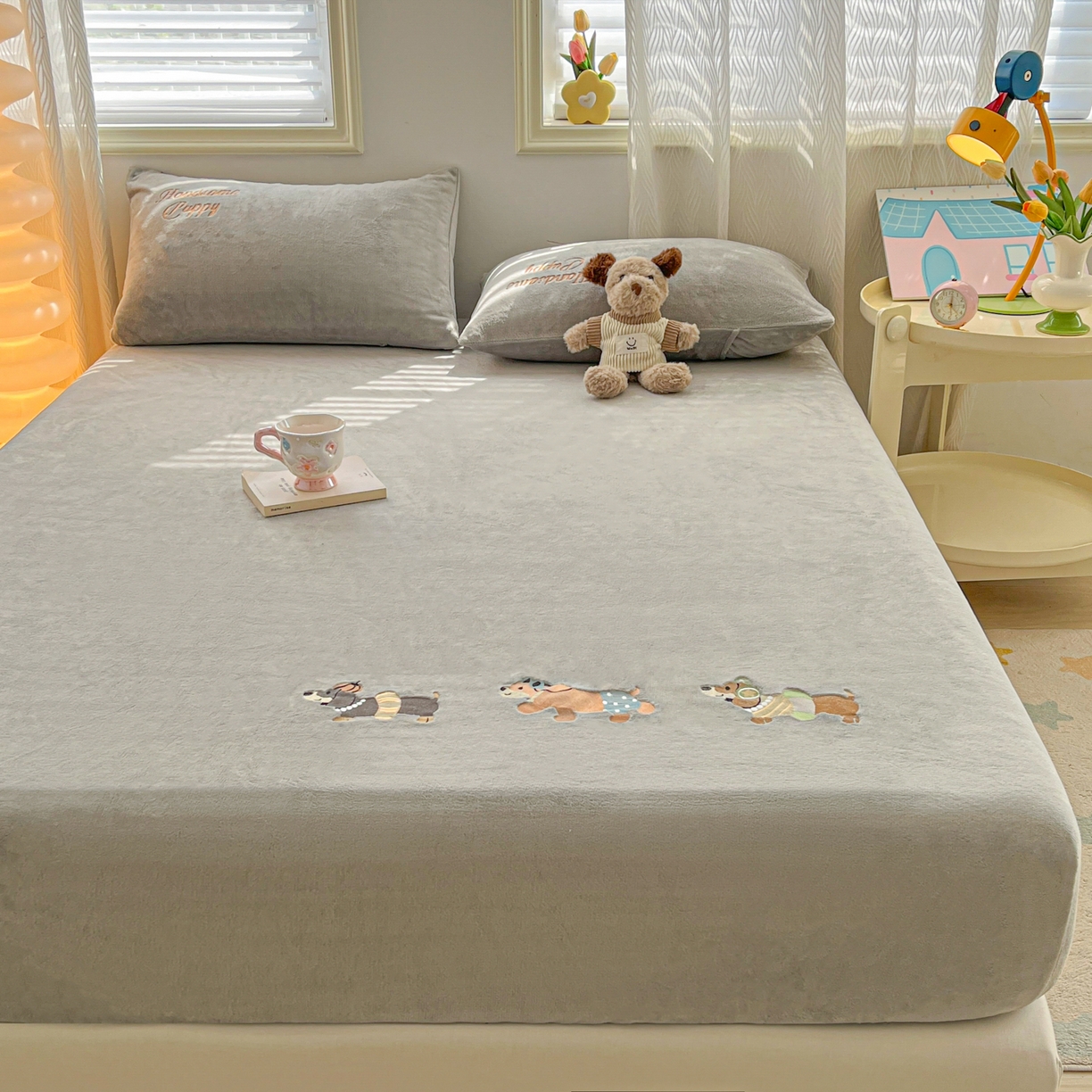 91家纺网 家纺一手货源 找家纺 多乐家纺 2025新款高克重牛奶绒卡通刺绣单床笠床笠单件 小狗-绅士灰