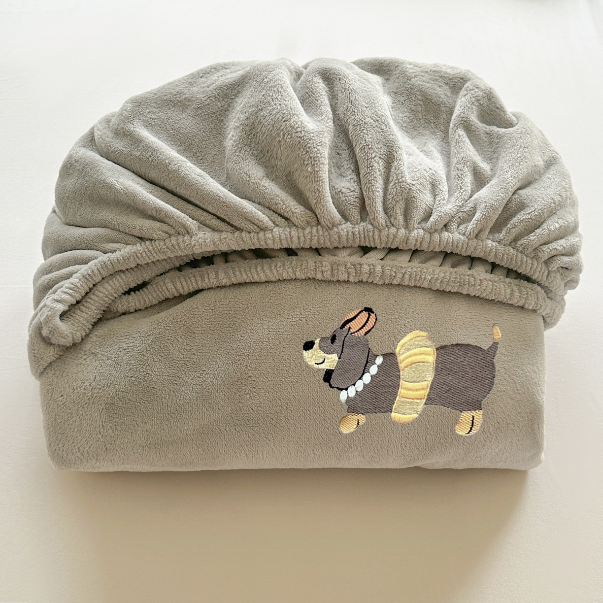 91家纺网 家纺一手货源 找家纺 多乐家纺 2025新款高克重牛奶绒卡通刺绣单床笠床笠单件 小狗-绅士灰