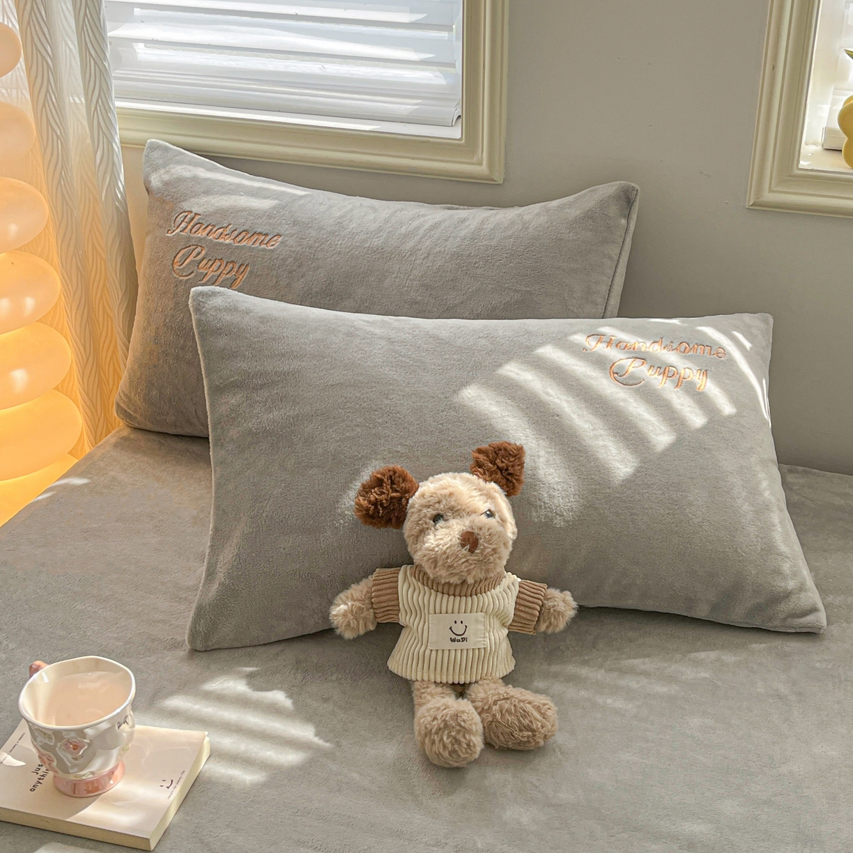 91家纺网 家纺一手货源 找家纺 多乐家纺 2025新款高克重牛奶绒卡通刺绣单床笠床笠单件 小狗-绅士灰