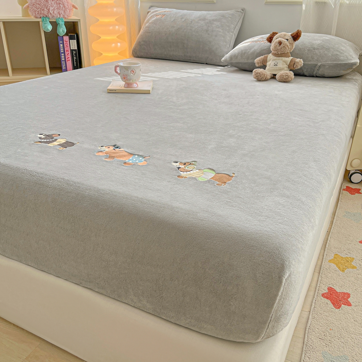 91家纺网 家纺一手货源 找家纺 多乐家纺 2025新款高克重牛奶绒卡通刺绣单床笠床笠单件 小狗-绅士灰