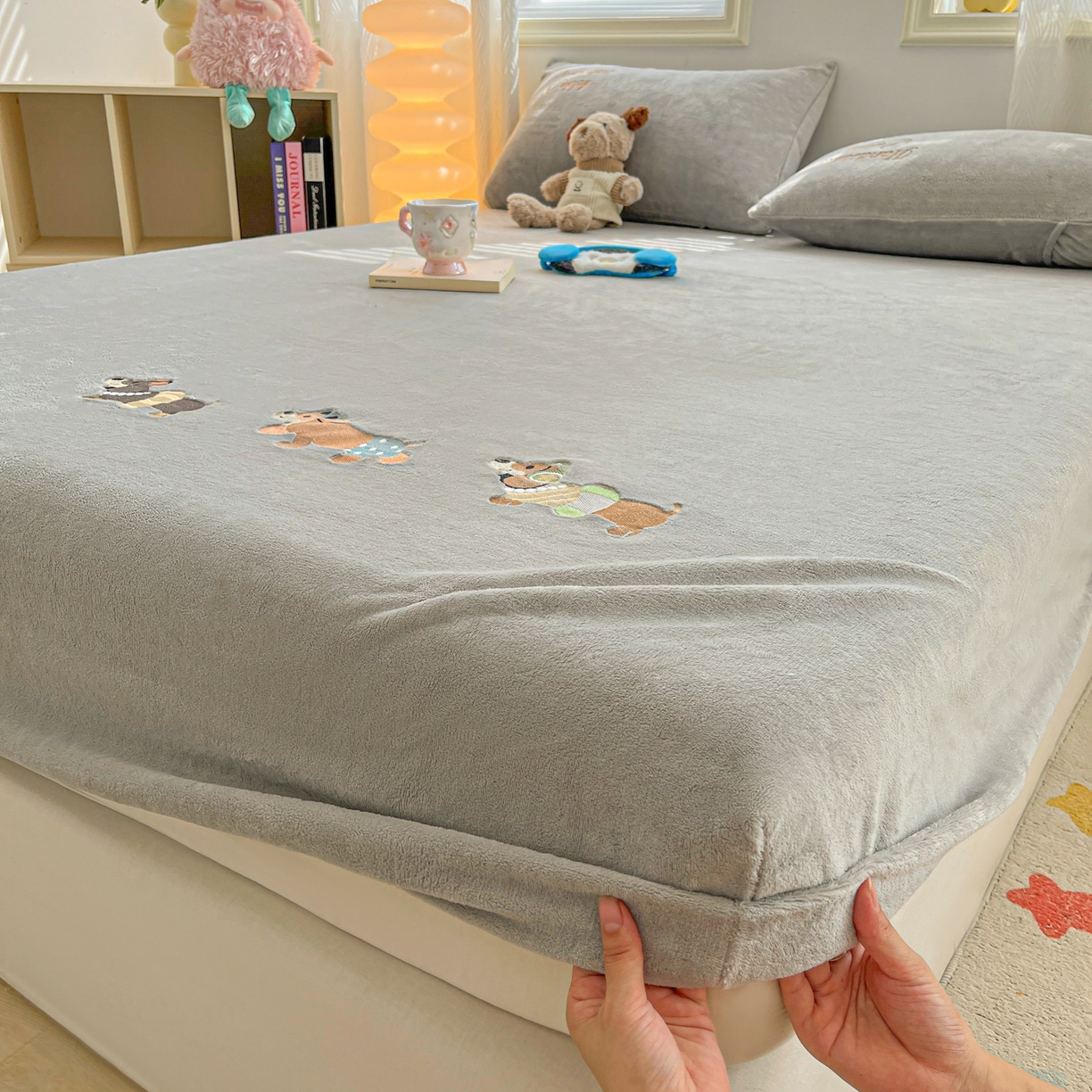 91家纺网 家纺一手货源 找家纺 多乐家纺 2025新款高克重牛奶绒卡通刺绣单床笠床笠单件 小狗-绅士灰