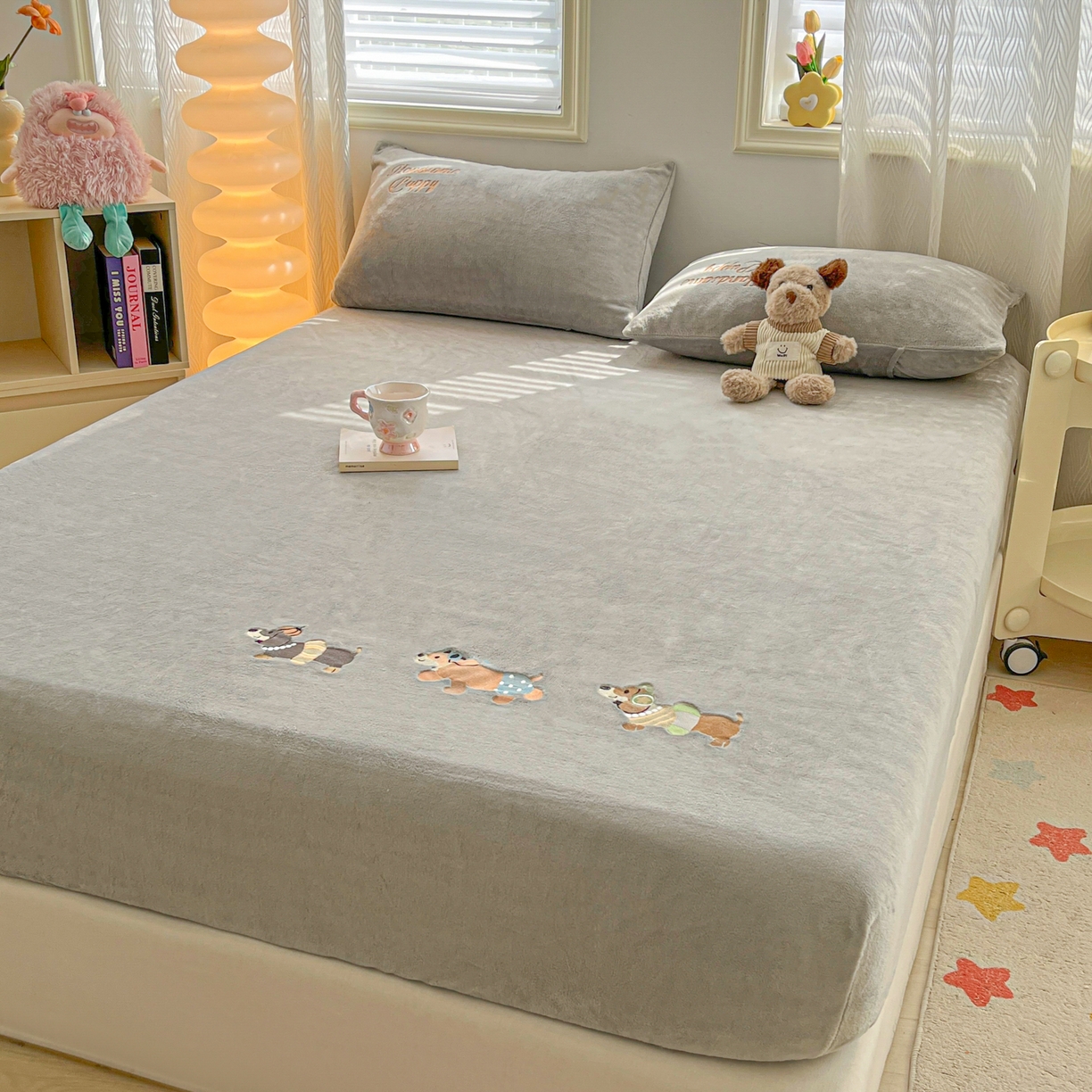 91家纺网 家纺一手货源 找家纺 多乐家纺 2025新款高克重牛奶绒卡通刺绣单床笠床笠单件 小狗-绅士灰