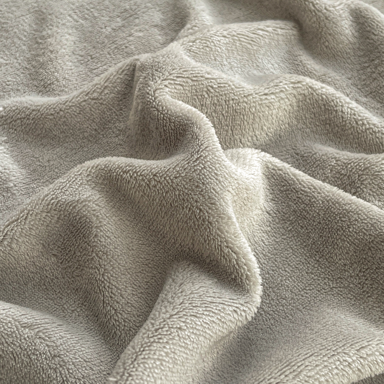 91家纺网 家纺一手货源 找家纺 多乐家纺 2025新款高克重牛奶绒卡通刺绣单床笠床笠单件 小狗-绅士灰