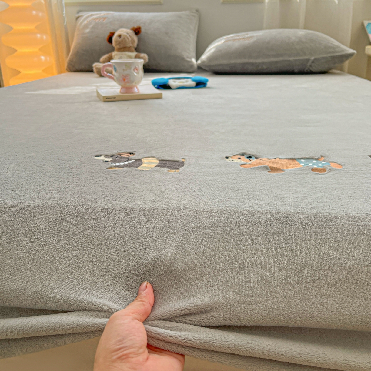 91家纺网 家纺一手货源 找家纺 多乐家纺 2025新款高克重牛奶绒卡通刺绣单床笠床笠单件 小狗-绅士灰