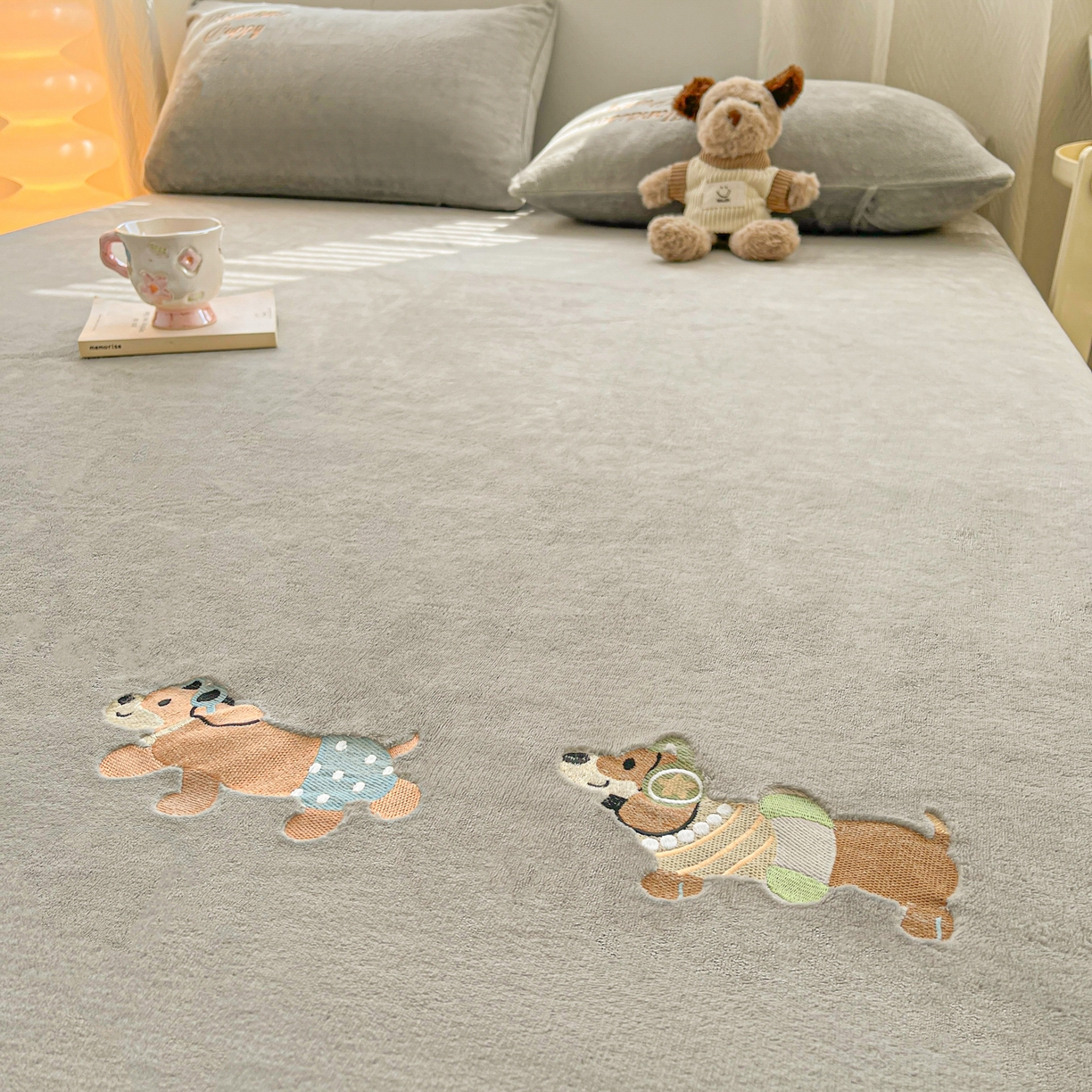 91家纺网 家纺一手货源 找家纺 多乐家纺 2025新款高克重牛奶绒卡通刺绣单床笠床笠单件 小狗-绅士灰