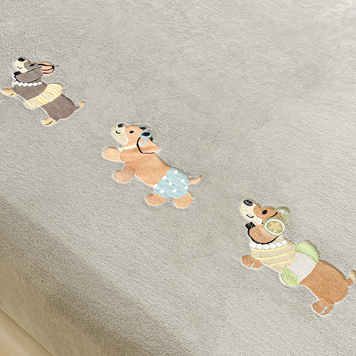 91家纺网 家纺一手货源 找家纺 多乐家纺 2025新款高克重牛奶绒卡通刺绣单床笠床笠单件 小狗-绅士灰