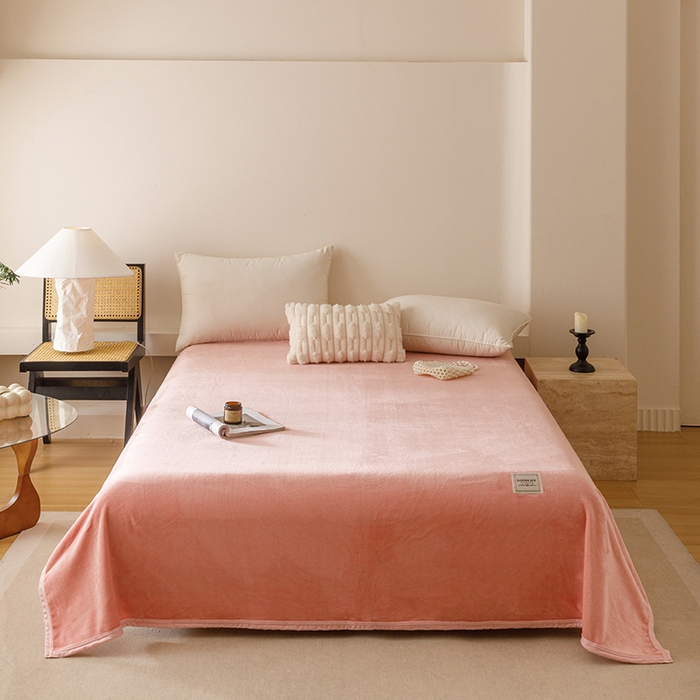 91家纺网 家纺一手货源 找家纺 悦然毛巾被 2025新款300克印花牛奶绒盖毯休闲毯素色毛毯毯子 甜粉