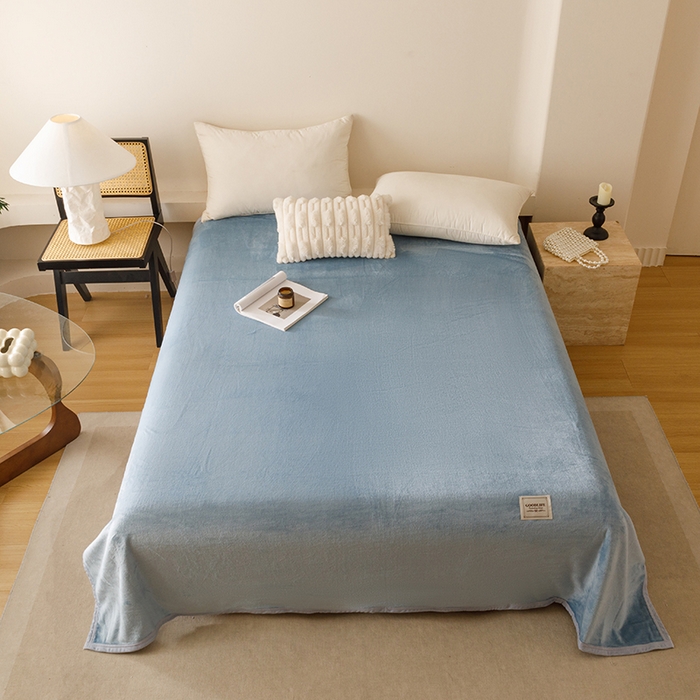 91家纺网 家纺一手货源 找家纺 悦然毛巾被 2025新款300克印花牛奶绒盖毯休闲毯素色毛毯毯子 浅蓝