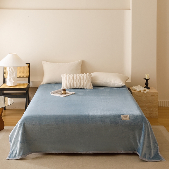 91家纺网 家纺一手货源 找家纺 悦然毛巾被 2025新款300克印花牛奶绒盖毯休闲毯素色毛毯毯子 浅蓝