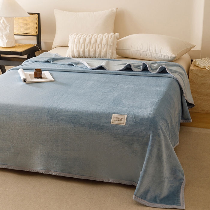 91家纺网 家纺一手货源 找家纺 悦然毛巾被 2025新款300克印花牛奶绒盖毯休闲毯素色毛毯毯子 浅蓝