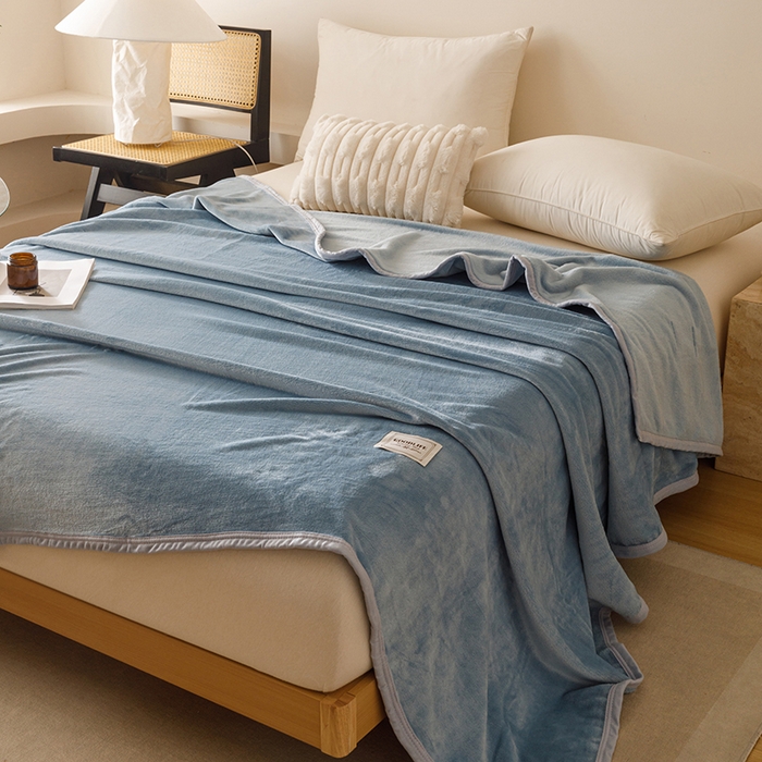 91家纺网 家纺一手货源 找家纺 悦然毛巾被 2025新款300克印花牛奶绒盖毯休闲毯素色毛毯毯子 浅蓝