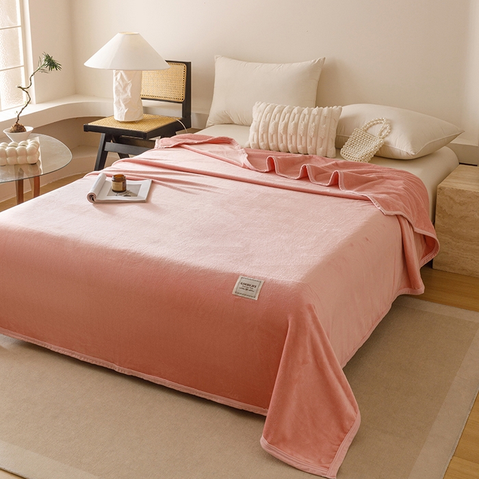 91家纺网 家纺一手货源 找家纺 悦然毛巾被 2025新款300克印花牛奶绒盖毯休闲毯素色毛毯毯子 甜粉