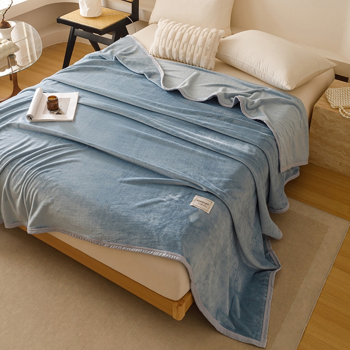 91家纺网 家纺一手货源 找家纺 悦然毛巾被 2025新款300克印花牛奶绒盖毯休闲毯素色毛毯毯子 浅蓝