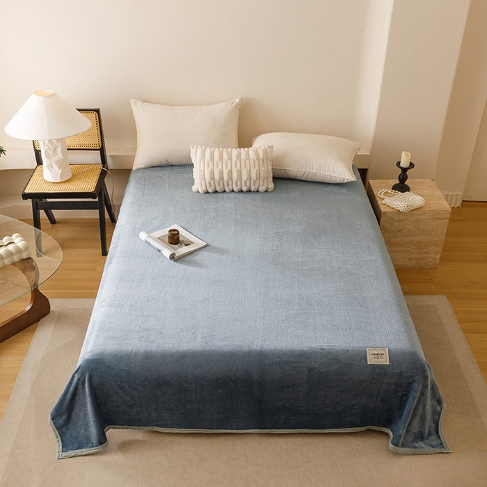 91家纺网 家纺一手货源 找家纺 悦然毛巾被 2025新款300克印花牛奶绒盖毯休闲毯素色毛毯毯子 雾蓝