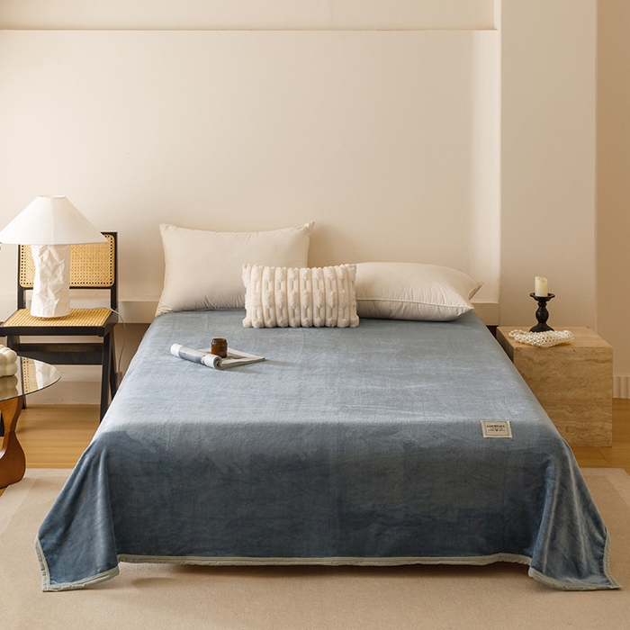 91家纺网 家纺一手货源 找家纺 悦然毛巾被 2025新款300克印花牛奶绒盖毯休闲毯素色毛毯毯子 雾蓝