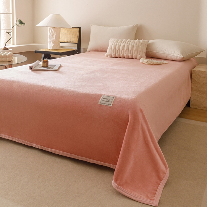 91家纺网 家纺一手货源 找家纺 悦然毛巾被 2025新款300克印花牛奶绒盖毯休闲毯素色毛毯毯子 甜粉