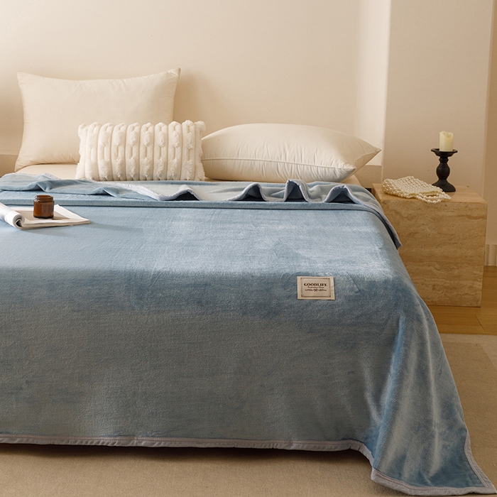 91家纺网 家纺一手货源 找家纺 悦然毛巾被 2025新款300克印花牛奶绒盖毯休闲毯素色毛毯毯子 浅蓝